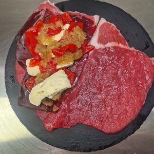Cachopo de cecina, queso brie, pimiento piquillo y cebolla caramelizada